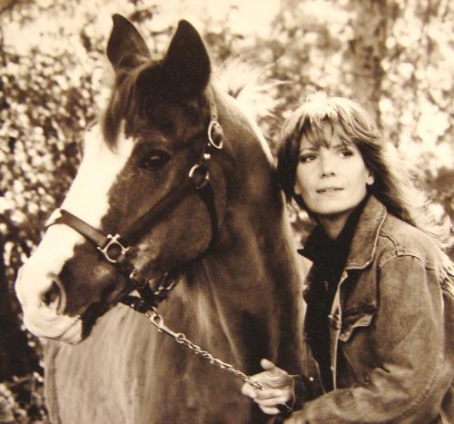 🐴 Horse artist & heart ❤️ shaped rock finder. Escaping from a cult as a teen led me to question everything. Permaculture, Planet & People over corporate greed.