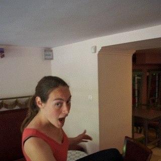 arielamatasar's profile picture. 