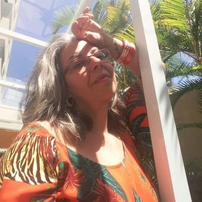 Carioca perdida em São Paulo. Somelier da cafonice, observadora da falta de noção social, crítica da lucidez compulsória, bebo, lavo, arrumo, cuzinho não!