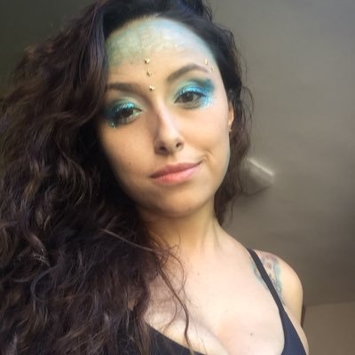 Feminista, pagã, adora uns orixá, ligada no sagrado feminino, potterhead, podcaster, PO, developer, DBA, SM, Mãe de 3 meninos