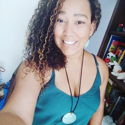 Viviane.Professora Viviane. Mestre Viviane. Onça Pintada.
Mulher, Professora, Linguista e Capoeirista.