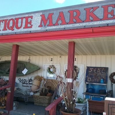 One of the largest Antiques Malls in Montana with over 65 quality dealers. Western and rustic antiques, farmhouse and vintage decor, jewelry & more! Open daily.