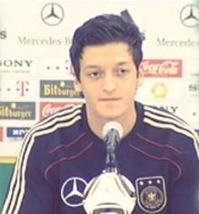 Ozil Mesut, Jugador de la Seleccion Alemana. apoco no soy sensual? Ozil Loves you; Lahm te ama amormio$:♥