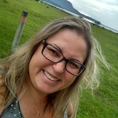 Sou casada, formada em letras!tenho 40 anos...!!