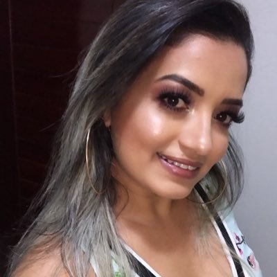 Ela é uma moça de poses delicadas, sorrisos discretos, olhar misterioso. Ela tem cara de menina mimada um qê de esquisitice e uma sensibilidade de uma flor. C F