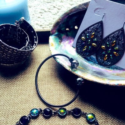 I’m an Independent Distributor for Premier Designs. I have all the accessories you need to motivate your style!