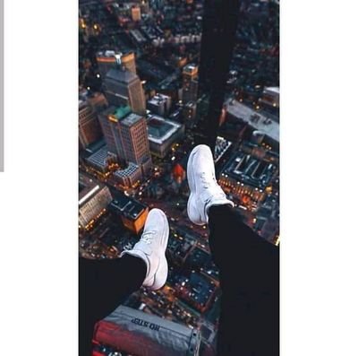 ZOUtt6HdClPYmcB's profile picture. عــذراً لــمن وصــفنِي بــالتــكبر فليــس ذنــبي انــك ترى نفسك صغيرآ امامي.