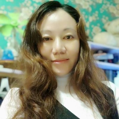 陆统区崇尚自由者，实名黄美娟微信号HmeijuanC，宋朝诗人书法家黄庭坚第三十一世嫡系后人，残疾幼童母亲。2013年1月400多年祖屋遭江西省修水县政府偷拆强拆，持续多年诉讼上访，亲身感受大陆司法黑暗公安乱作为政府泼皮无赖，转为他人呼吁人权自由，2016年9月被行拘十日，2018年4月至6月被刑事拘留取保候审。