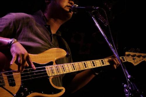 東京在住音楽人。ベーシスト。口数は少ない。
仙台壱高→鹿屋体育大学を経て今に至る。

野球が好き。高校野球からプロまで。東北楽天ゴールデンイーグルス。
コカ・コーラが好き。１日１本は必須。
カレーライスが好き。CoCo壱の1300ｇの記録は９分４１秒。
読書と料理が好き。