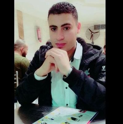 يمر الوقت والدنيا بتغير كل شئ فينا لكن من الصعب يا دنيا تنسينا اعز مالينا
