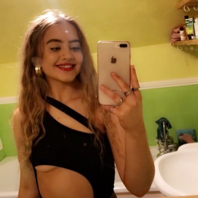 bettyappleton_'s profile picture. 