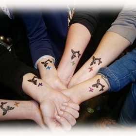 Glitzertattoos's profile picture. Ich liebe es Kreativ zu sein Schaut mal vorbei...  https://t.co/cALI5wOQBx und https://t.co/YMxsf71JWg  Meine drei Männer leiden da öfters drunter.