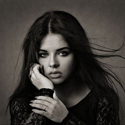 Aujourd'hui et depuis toujours, je suis Nobody'S, une jeune auteure ayant comme rêve le plus fou de toucher les gens avec ses histoires.