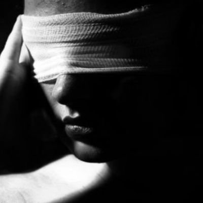 Me gusta leer, más no escribir, mis pensamientos son tristes, por ende mis palabras también lo son.