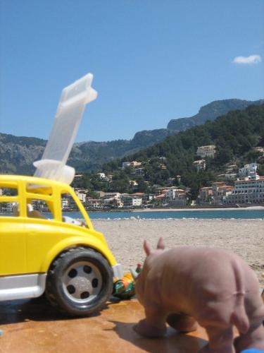 vanilynne's profile picture. Branding, market research, consumer insights, globetrotting, human rights, gastronomic audacity.

Doing selfies since before it was a hashtag.