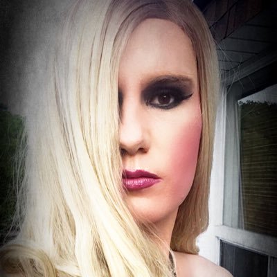 🇨🇦🏳️‍🌈⚣ I love drag, playing with makeup and being able to be myself. Crystal-Lynn is my drag name. #NOH8 #DragQueen #LGBTQ #BritneyArmy #FollowBack 💋