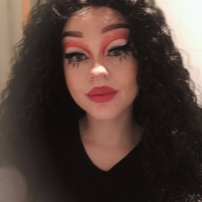 freida2brest's profile picture. follow the og account @freidabrest /backup account\ Freida Brest, empress of the chickens, speaker of sign language, absolute dipshit