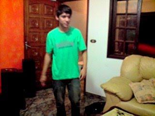 Chato,legal,estranho,dificil e tals
18 aninhos ...