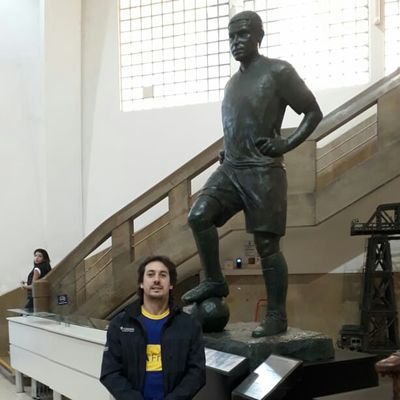 Hincha de Boca, Riquelmista, Analista-Programador, Piloto Virtual, ex lateral derecho con poca proyección, co-fundador de la Peña Juan Angel Krupoviesa.