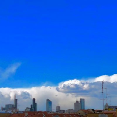 Il cielo della città di Milano come non l'avete mai visto prima. The sky of Milan city as you've never seen before.