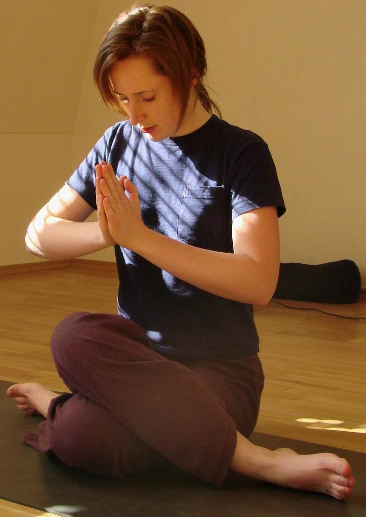 yogawithhannah's profile picture. Senior Yoga Teacher @ Yoga Alliance, founder of @meloyogastudio (online yoga studio), ultra-distance runner, law graduate, former DJ & mother of twins.