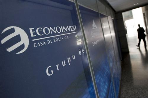 Grupo de clientes de Econoinvest afectados que demandan sus pagos de los ahorros, luego de la intervención de las autoridades...