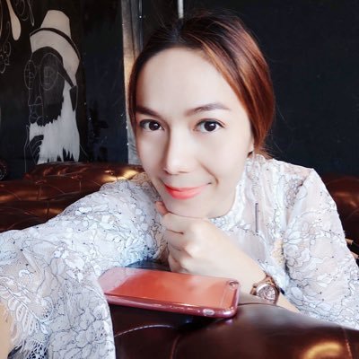 ถ้าฉันมีใครคนนึงให้รัก..จะไม่ขอให้เค้ารักคืนมา..แค่ได้รัก..ฉันก็สุขใจกว่า..ไปคาดหวังอะไร..รู้ไหมใจฉันมีเธอที่รัก..เพียงพอแล้วไม่ว่าเธอรักฉันหรือไม่..