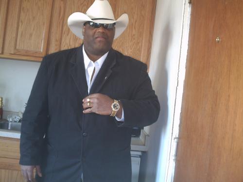 I'M A SINGLE BLACK MAN A COWBOY LOOKING FOR LOVE AND MEETING NEW FRIENDS. I LOVE COUNTRYMUSIC AND BIG FAN OF THE WWE.