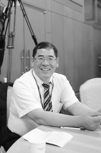 웃음을 사랑하는 멋쟁이로 나라는 고객을 사랑하고 '나를 아는' '나를 찾는' 이들을 사랑하기 위해 노력하고 있는 스치면 웃고, 마주쳐도 웃고, 일하면서 웃는 스마일맨이며, 지식경제부공무원노동조합 경인지역본부를 맡고 있습니다.