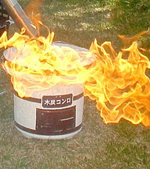 ベーシスト兼ドラマー兼ソングライティングシンガーです。
景気の悪い、しけた曲を歌ってます。