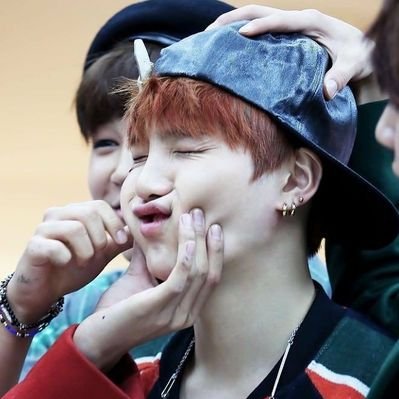 ユンギの左側のb地区 C Yoongi Twitter