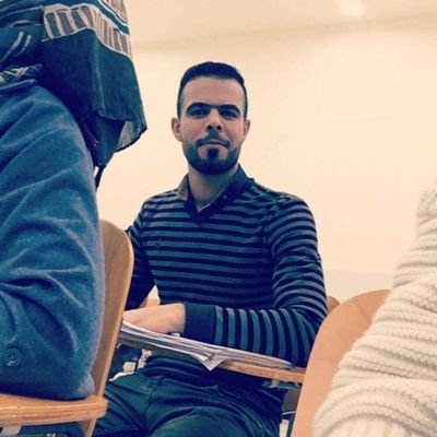 تولى القيادة من الخلف_و اترك الآخرين يصدقون انهم في المقدمة✌