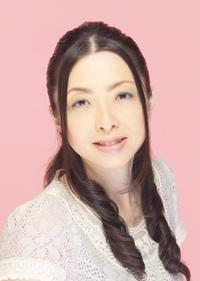 フラワーデザイナーの堀江美砂子です。10年間ドイツの花屋で勤務しマイスターの称号（職人の最高職位、国家資格）を取得。マイスターコンクールでは部門別１位と３位受賞。様々なイベントの空間装飾、ウエディング等を手掛け、日本の生花の伝統とドイツの斬新でシャープな技術の融合による新たなフラワーデザインの可能性に挑戦し続けている。