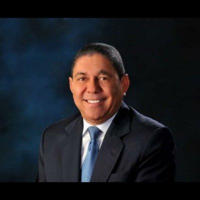 Hijo de Papito Aristy y Delia Caraballo. Padre orgulloso de 4 hijos. Casado con Rosa Cánepa. Abogado de profesión. Político por vocación.