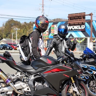 バイク乗りと繋がりたい! 乗ってるバイク 新型cbr250rr 基本関西で走ってます！ヤエーが大好きなのでどんなバイク、自転車、自動車にもヤエーします！ どんなバイクでも関係ない！その人次第！！無言フォローしますがよろしくお願いします！( ^ω^ )20代です