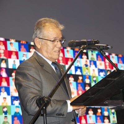 Libre pensador, humanista, eterno buscador de a justicia.