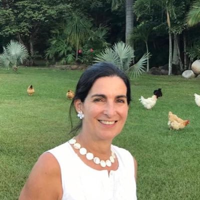 Economista, interesada en política pública. Abuela, interesada en disfrutar el presente.