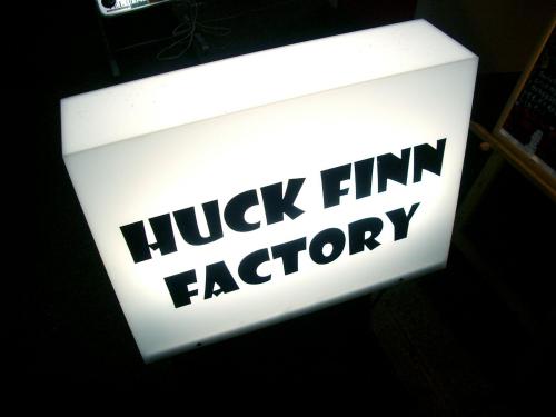 名古屋は今池のライブハウスHUCK FINNの1階にあるバー、それがHUCK FINN FACTORYです。
ライヴ前やライヴ後、ふらりと寄ってみたりと、いろんな時にお気軽にお立ち寄りください！