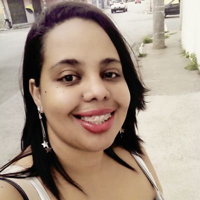 sou uma pessoa alegre extrovertida que gosto muito de fazer amizades e conhecer pessoas