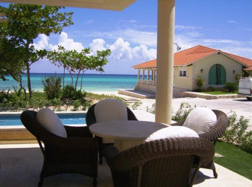 Glad to Introduce http://t.co/tzOJ5nPQu9. Hassle free Family Vacation and Real Estate Marketplace in Playa del Carmen and Riviera Maya.