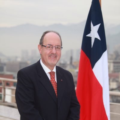 Diplomático de carrera (R).          Ex Embajador. Ingeniero Comercial U de Concepción.