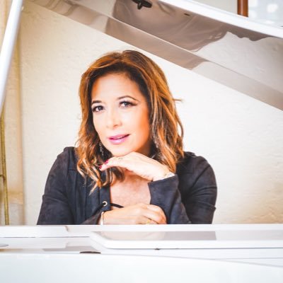 30 años de experiencia como #locutora comercial #voiceover talent:spots radio y T.V., streaming, vídeos corporativos, #doblaje #elearnings #audiolibros