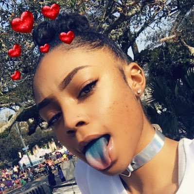2bombforyouu's profile picture. amosc||@teewiththepaper🥀. instagram|| @tatyanaii