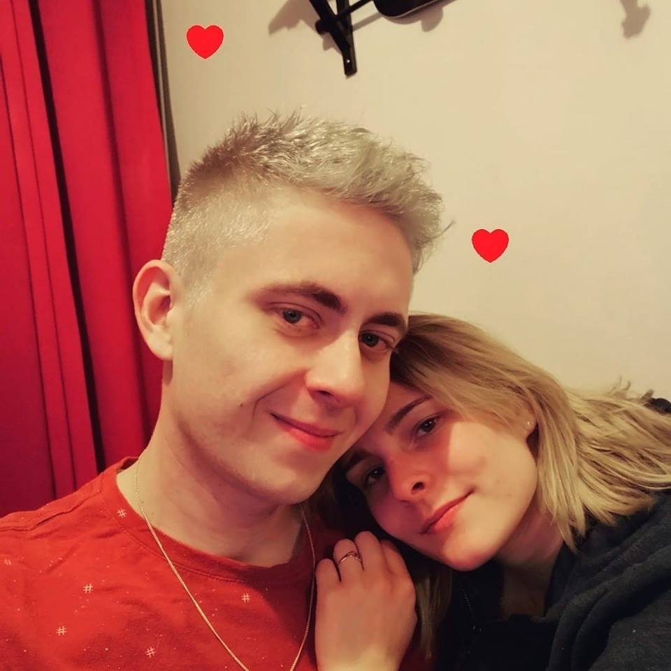 Bonjour,
Nous sommes, Louis & Natalia, pour être au courant de nos lives sur twitch! :)