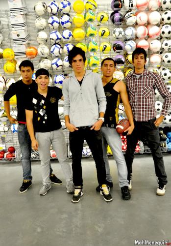 Nós somos o Close Rock!   Twitters: @FeeEsparza @lucas_closerock @CesarPanitz @opatodiz @Alexmonteiroo  sigam =)