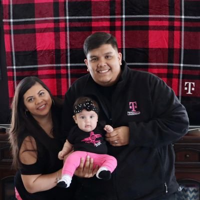 Husband, Father and Team Manager of the Bilingual Team of Experts in the T-Mobile Menaul Experience Center. LDP Alummi - Peak Achievement 2021