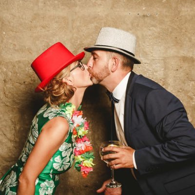 RaquelAlonsoM's profile picture. Con los pies muy en el suelo, pero con la cabeza muy alta. Alérgica a las víboras, buitres, pécoras y demás animalillos que habitan en la sociedad