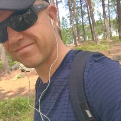Ensamstående tvåbarnsfar. Djävulens advokat. Jurist. DPO. Kapten i reserven. Bonde. (I den ordningen). Socialdansar. Twittrar privat.