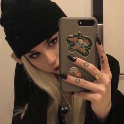 MarieRtch's profile picture. ( nouveau compte ) | école des Beaux Arts-valenciennes | 20y 💮 | volleyball 🏐