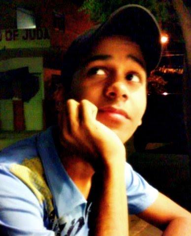 Um Cara, normal, Bacana, Sincero, Amigo e que gosta de fazer novas amizades ^^.